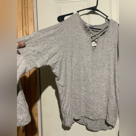 XL Women’s Soft Gray Top, NWT, P2P 30, cold shoulder slits. - Picture 1 of 3